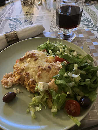 Min portion kycklinggratäng grönsaker ett glas Bollo sangiovese