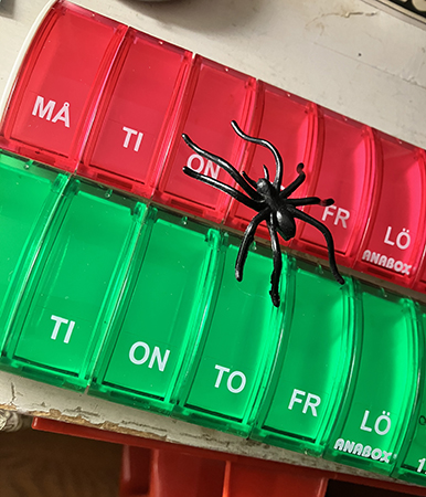 Spindel på medicinboxarna