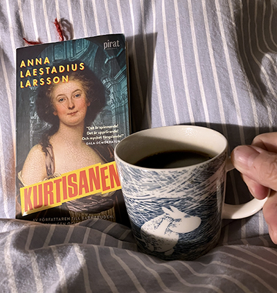 Boken Kurtisanen och kaffe på sängen