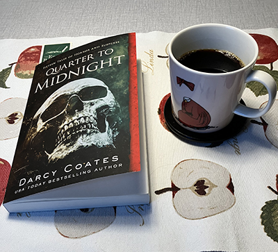 Boken Quarter to midnight och morgonkaffe vid köksbordet