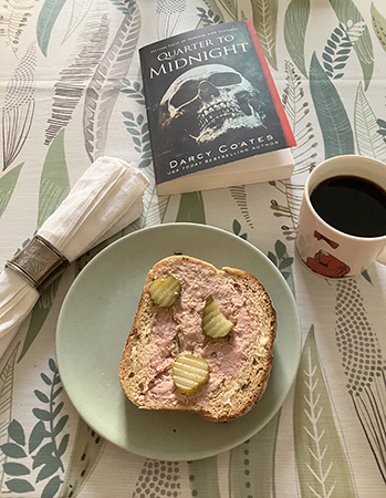 Söndagsfrukost med leverpastejmacka kaffe o boken Quarter to midnight