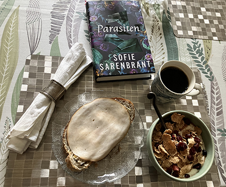 Lördagsfrukost med boken Parasiten