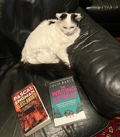 Citrus med böckerna Eldslandet och The writing retreat