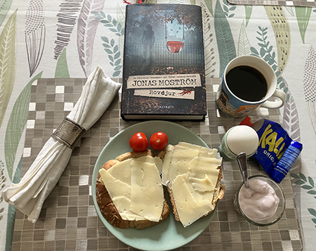 Hemmalunch med ostmackor kvarg ägg kaffe o boken Rovdjur