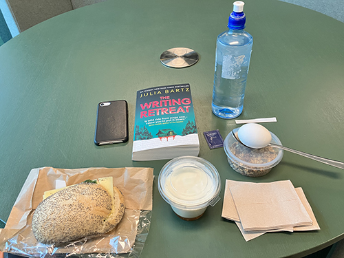 Jobblunch med boken The writing retreat macka yoghurt o ägg