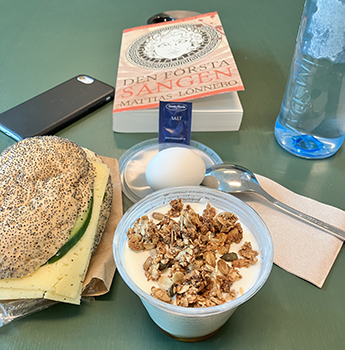 Jobblunch med macka yoghurt vatten mobil och Den första sången