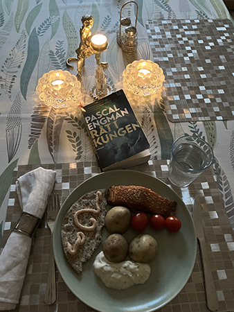 Lax potatis sås tomater knäcke med kaviar och boken Råttkungen