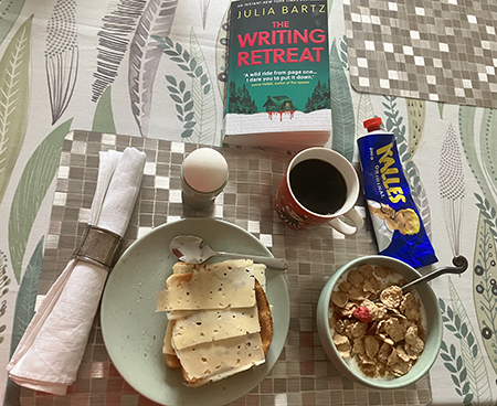 Lördagsfrukost med boken The writing retreat