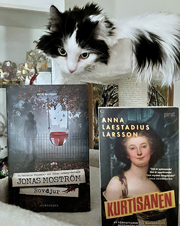 Lucifer med böckerna Rovdjur och Kurtisanen