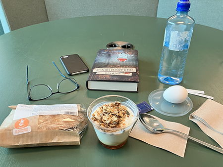 Lunch på jobbet med boken Rovdjur