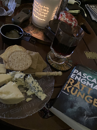 Ostassiett kex vin och boken Råttkungen