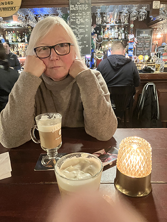 Anna med Irish Coffee på O'Neills