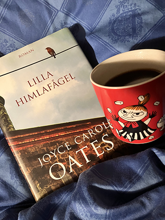 Boken Lilla himlafågel o kaffe på sängen i Lilla Mymugg