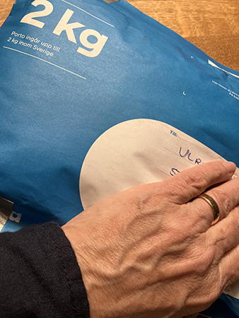 Ett blått paket med min hand på