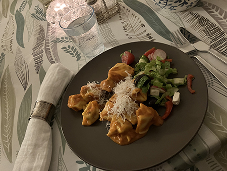 Fylld pasta med tomatsås parmesan och grönsaker