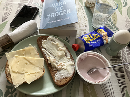 Hemmalunch med kvarg mackor ägg o boken Vara dig trogen