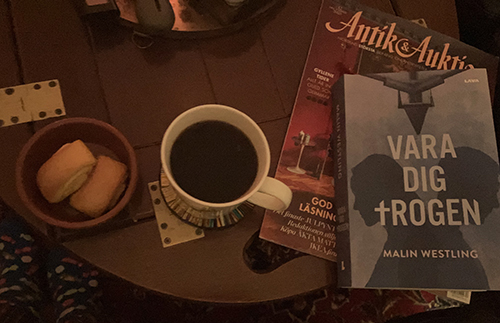 Kvällskaffe med saffransgifflar boken Vara dig trogen och Antik o auktion