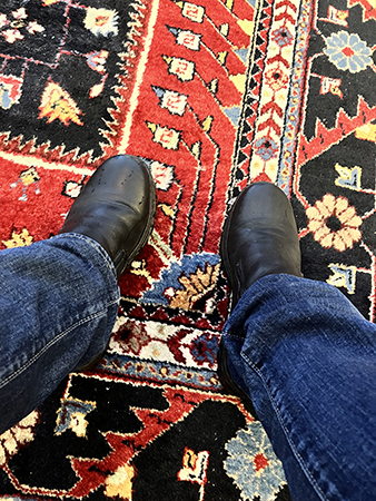 Mina jeansben och vinterboots i väntrummet på husläkarmottagningen