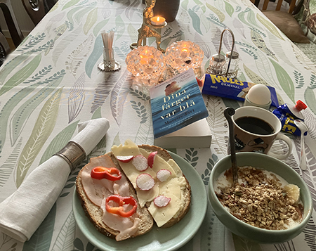 Söndagsfrukost med mackor ägg fil o Dina färger var blå