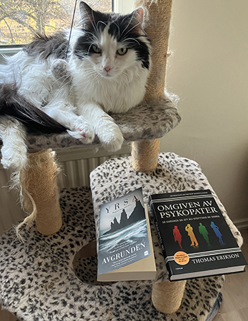 Lucifer med böckerna Avgrunden och Omgiven av psykopater