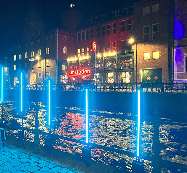 Vid Fyrisån mitt emot Filmstaden Allt ljus på Uppsala 2023