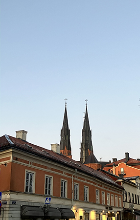 Domkyrkotornen mot ljusblå himmel