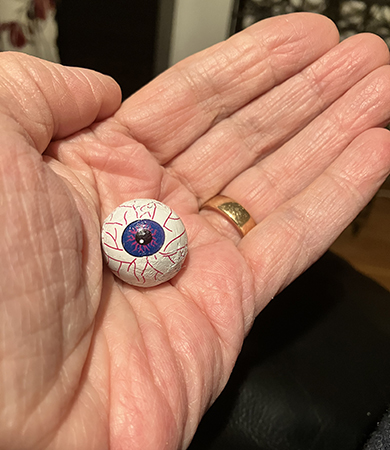 En ögonglob godis i handen