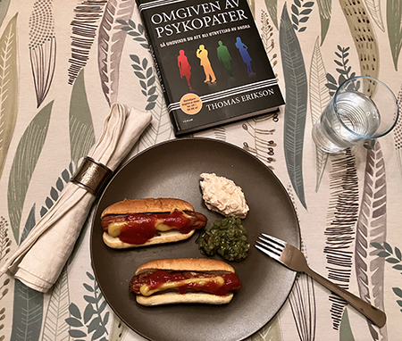 Kalkonkorv med bröd Omgiven av psykopater vit linneservett