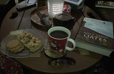 Kvällskaffe med pecanwienerbröd o boken Lilla himlafågel