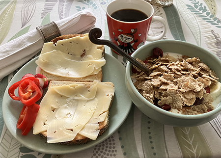 Lördagsfrukost med rostat bröd paprika rädisor fil o kaffe