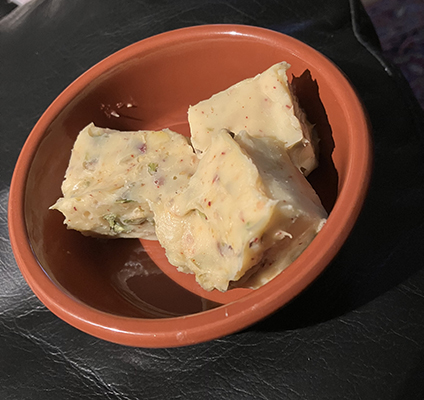 Saffransgodis i vit choklad