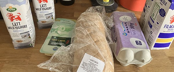 Yoghurt ost valnötsbröd ägg fil