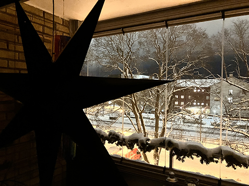 Balkongfönstret 30 nov 2023 med vinter utanför