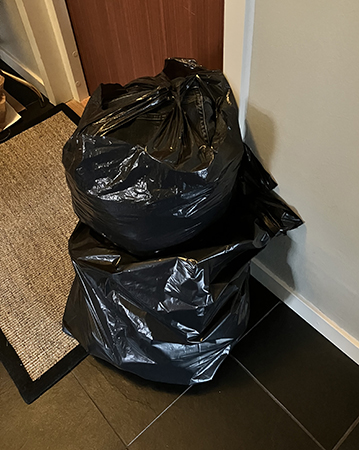 En kasse och en säck med utrensade kläder