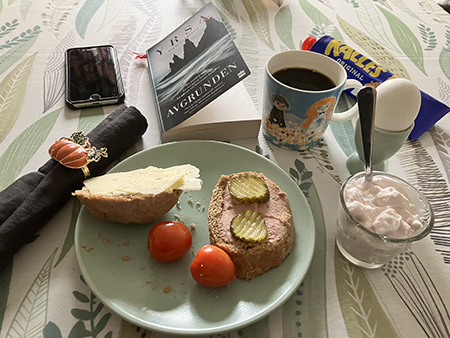Hemmalunch med mackor tomater kaffe kvarg ägg o boken Avgrunden