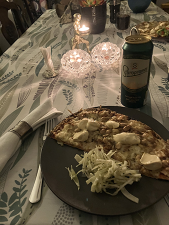 Libapizza med kyckling och hot béa pizzasallad o öl