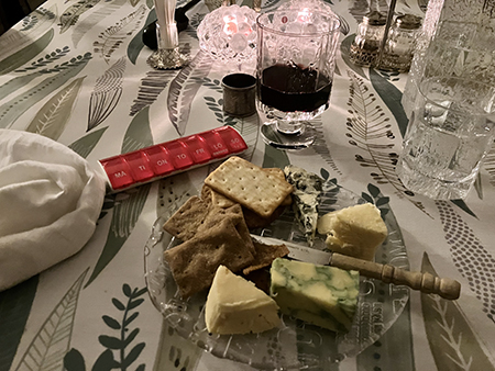 Ostassiett och vin efter maten