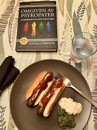 Psykopater och kalkonkorv med bröd bostongurka o räksallad