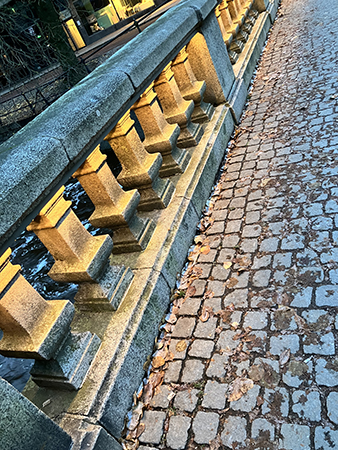 Räcket på Nybron novembermorgon