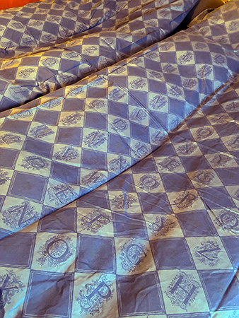 Renbäddat med blå sidenlakan