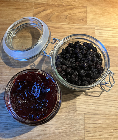 Annas aroniasylt och torkade aroniabär