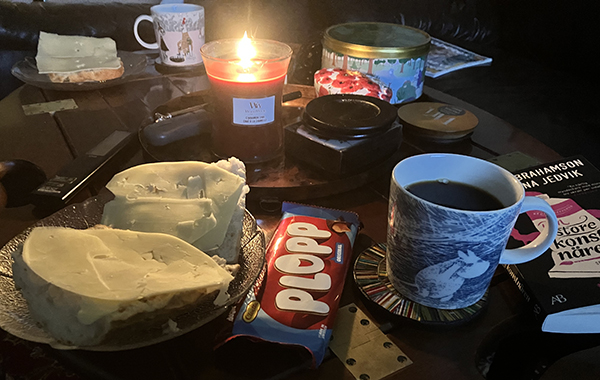 Eftermiddagskaffe med ostmackor Plopp och ett sprakande Woodwickljus