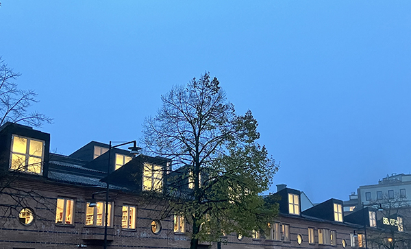 Morgonhimmel över Stadsbiblioteket