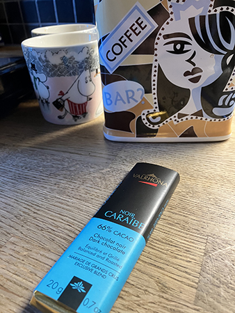Muminmugg kaffeburk och en mörk chokladbit