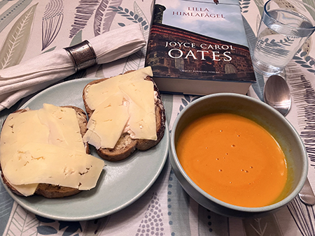 Ostmackor o tomatsoppa o boken Lilla himlafågel