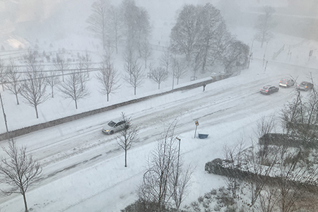 Vinterutsikt från jobbfönstret i snöoväder