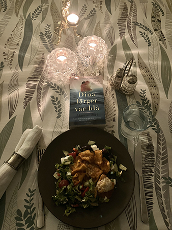 Fylld pasta med tomatsås sallad och boken Dina färger var blå
