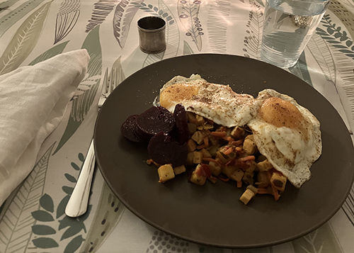 Kycklingpytt med stekta ägg och rödbetor