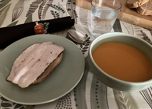 Macka med kycklingpålägg och tomatsoppa