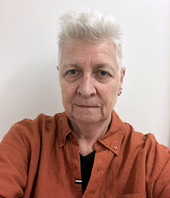 Selfie 8 nov 2023 i tegelfärgad skjorta